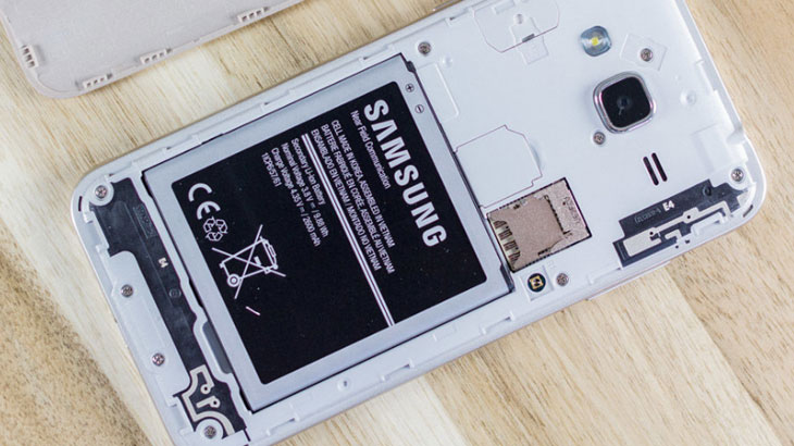 Vodič: Stavljanje memorijske kartice u Samsung j3